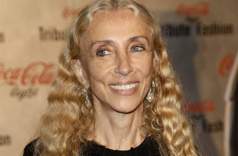 Il direttore di Vogue Italia Franca Sozzani in piedi alla sfilata di Elena Mirò