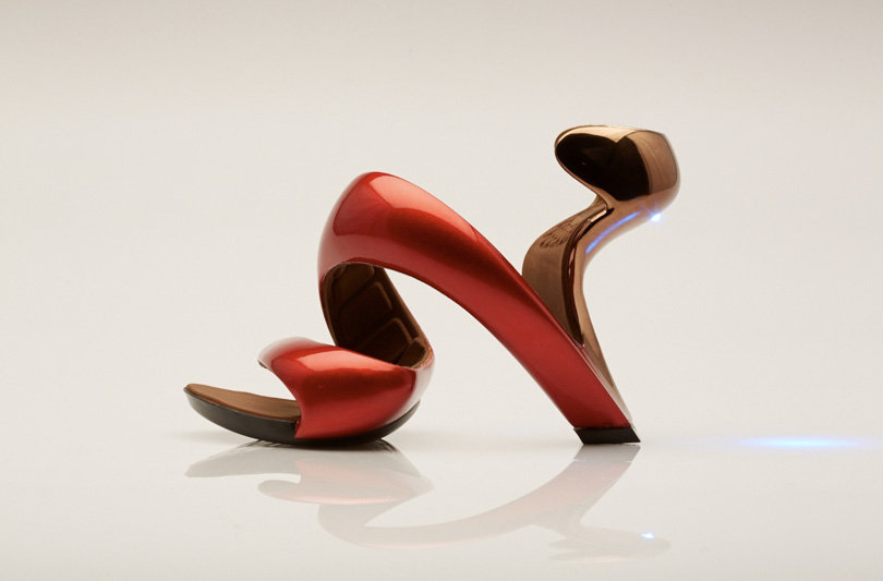 Julian Hakes strabilia con le futuristiche "Mojito shoes" indossate da Gwyneth Paltrow in Iron Man 3