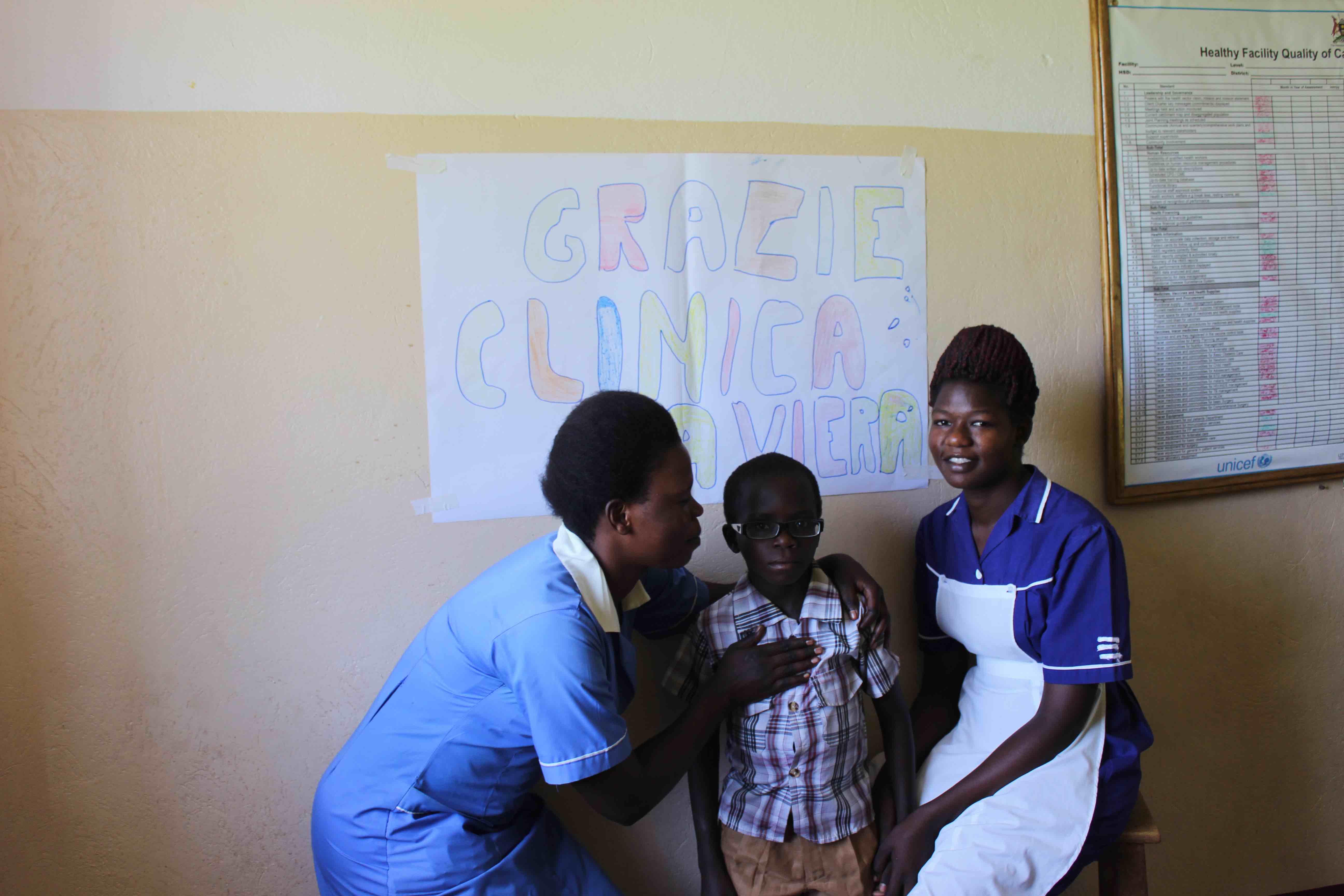 Clinica Baviera vola in Uganda per donare occhiali da vista ai pazienti ipovedenti
