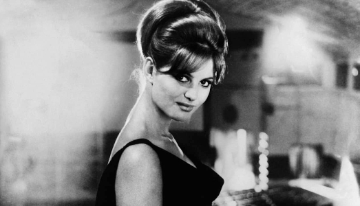 Sotheby’s annuncia la vendita di 130 capi d’alta moda di Claudia Cardinale